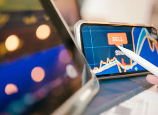 Trader analizujący opcje na rynku forex wielu rynków, Bitcoin i Ethereum